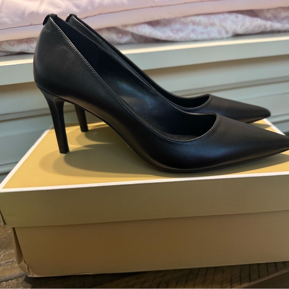 Brand new, gorgeous Michael Kors high heels. Size 8.5. - Picture 2 of 4